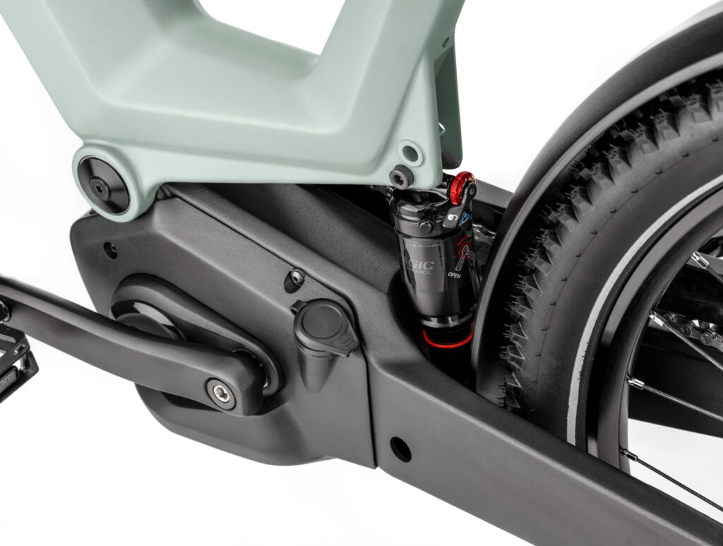 xr4fvm60l260-xroad-4-fs-shock-detail-view-studio-1900x1435